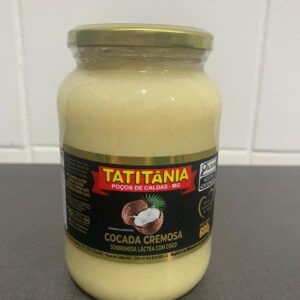 Frasco de cocada cremosas, sobremesa láctea com coco, da marca Tatitânia, pesando 680g.