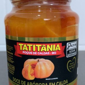 Frasco de doce de abóbora em calda com rótulo colorido destacando o produto e sua origem.