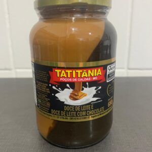 Pote de doce de leite e doce de leite com chocolate da marca Tatitânia, com rótulo colorido e descrição em português.